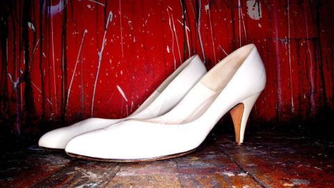 Striemen und Flecken auf wei&szlig;en Schuhen