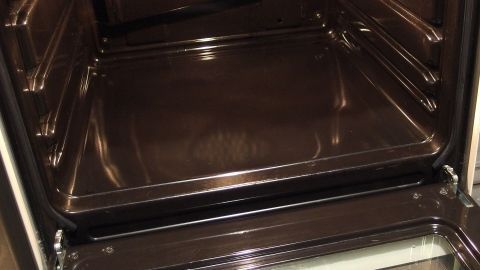 Ein Backofen mit glänzender Innenfläche, bereit zur leichten Reinigung, steht in einer modernen Küche.