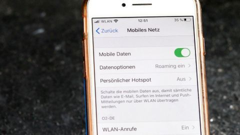 Ein Smartphone zeigt die Einstellungen für mobile Daten an, um teure Telefongebühren im Ausland zu vermeiden.