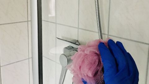 Alter Duschschwamm zum schnellen Putzen der Dusche