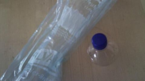 Ein Gefrierbeutel liegt neben einer Flasche, bereit zum 100 % wasserdichten Verschließen von Lebensmitteln oder Flüssigkeiten.