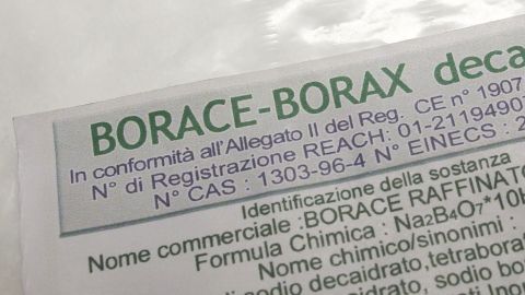 Entdecke, wie Borax effektiv gegen Silberfische hilft! In dem Artikel wird erklärt, wie dieses vielseitige Pulver allein oder mit Zucker vermischt diese lästigen Insekten fernhält. Hier siehst du die Verpackung von Borax. Das Etikett zeigt Borax in grüner Schrift. Es enthält Registrierungsnummern und chemische Details auf Italienisch.