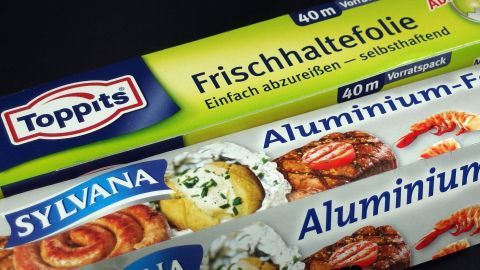 Frischhaltefolie und Aluminiumfolie von Marken im Drogeriemarkt stehen nebeneinander und bieten praktische Haushaltslösungen.