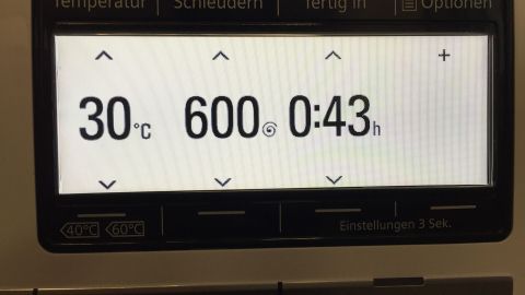 Waschmaschine nur auf 400 bis 600 Umdrehungen pro Minute einstellen. Ein Display zeigt die aktuellen Einstellungen für einen Waschgang mit 30°C, 600 U/min und 43 Minuten Restlaufzeit.