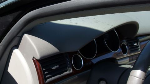 So werden Dichtungsgummi am Auto geschmeidig und nicht spröde! Der Innenraum eines Autos zeigt das Armaturenbrett mit Lüftungsöffnungen, das von Sonne beleuchtet wird.