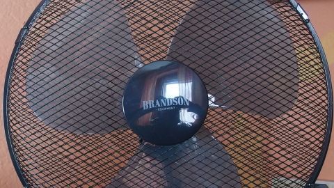 Ein Ventilator dreht sich schnell, um frische Luft in einem Raum zu verbreiten, ideal gegen Hitzewallungen in den Wechseljahren.