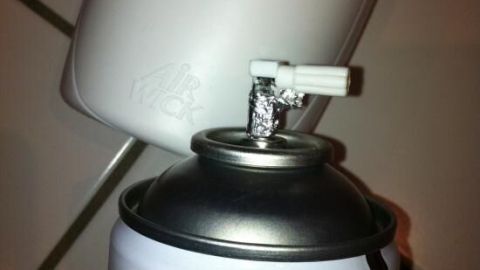 Ein Airwick Fresh Matic steht geöffnet neben einem Nachfüller und ist bereit, den Raum mit Duft zu erfrischen.