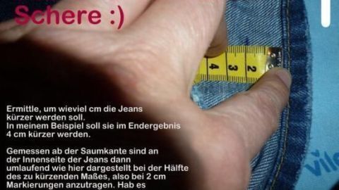 Eine Hand hält ein Maßband an eine Jeans, um die Länge zu bestimmen, während Anleitungen zum Kürzen ohne Schere sichtbar sind.