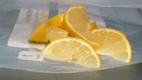 Zitronenschnitze liegen in einer Tüte, bereit zum Einfrieren, um immer frischen Zitronensaft zur Hand zu haben.