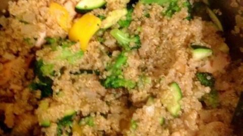 In einem Topf wird eine Quinoa-Gemüse-Pfanne zubereitet, mit buntem Gemüse und gesunder Textur.