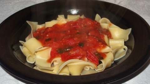 Tomatensauce mit Basilikum-Pesto