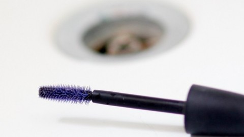 Bürsten von alten Wimperntuschen aufheben - perfekt fürs Bad putzen