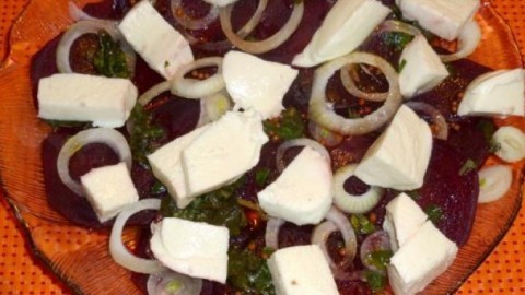 Rote Beete-Vorspeise mit Mozzarella-Käse