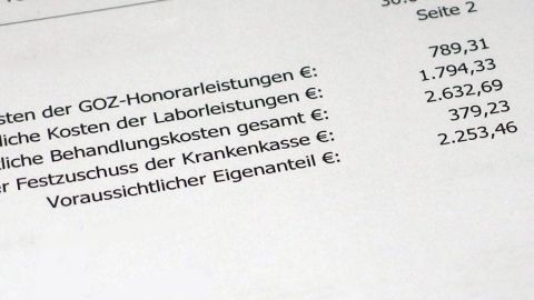 Eine Zahlungsübersicht zeigt Zahnersatz-Kosten und behandelnde Leistungen auf, um Patienten über Gesamtkosten zu informieren.