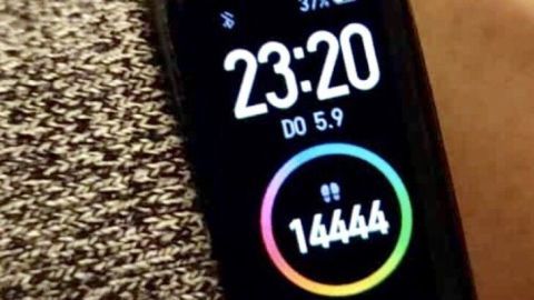 Eine Fitnessuhr zeigt die Uhrzeit 23:20 und 14.444 Schritte an, was eine Motivation zum Sport treiben fördern könnte.