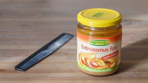 Dieser Tipp klingt zwar zunächst ungewöhnlich, funktioniert aber bestens: Gegen Kaugummi in den Haaren kann man mit Erdnussbutter vorgehen.