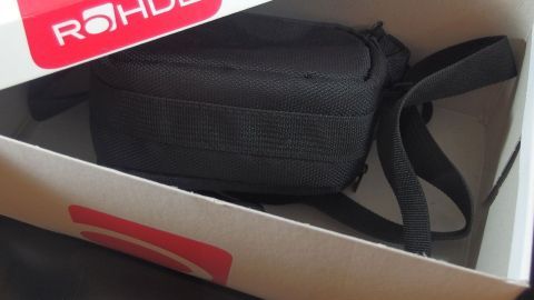 Geschenke, besonders Kleidung, kann man sehr gut in Schuhkartons einpacken. Ein Schuhkarton enthält ein schwarzes, kompaktes Zubehör mit einem Tragegurt, bereit zum Geschenke einpacken.