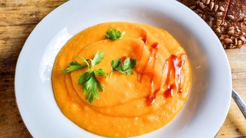 Cremesuppe aus roten Linsen und Karotten