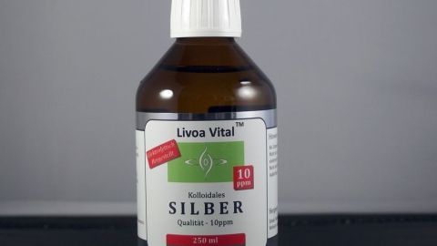 Kolloidales Silber und gefrorene Sauerkirschen gegen Halsschmerzen.