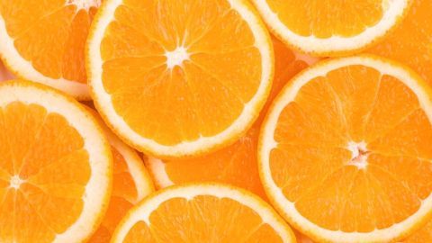 Scheiben von frischen Orangen liegen übereinander, bereit, Silberfische abzuschrecken und eine lebendige Atmosphäre zu schaffen.
