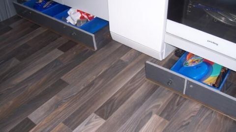 Mit selbstgebauten Sockelschubladen nutzt du ungenutzten Platz in deiner Küche clever für mehr Stauraum und Ordnung.