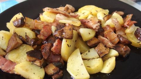 Gebratene Pilze mit Kümmel-Speck-Kartoffeln