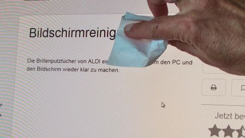 Brillenputztücher eignen sich sehr gut, um PC und Bildschirm zu reinigen. Eine Hand mit einem Brillenputztuch reinigt einen Bildschirm, während auf einem PC eine Webseite mit dem Titel "Bildschirmreinigung" angezeigt wird.