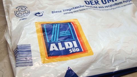 Superpraktische und tolle Idee, für das Recyceln von Einkaufstüten. Ein Einkaufstüten-Recycling-Sack von ALDI liegt auf einer Oberfläche, gekennzeichnet mit dem Hinweis zur Wiederverwertung.