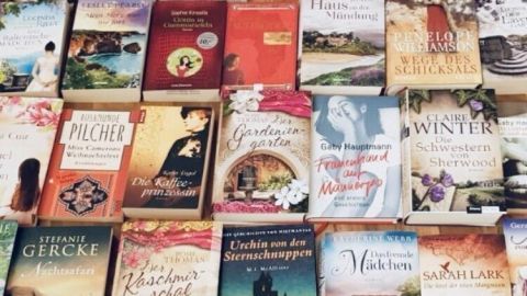 Vielfältige Bücher liegen ausgebreitet auf einem Tisch, bereit zum Lesen oder für günstige Hörbuchoptionen.