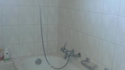 Waschbecken und Badewanne mit Waschpulver reinigen