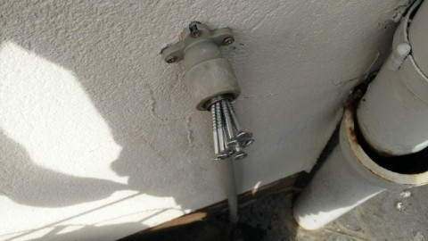 Abgebrochener Wasserhahn (oder Gussrohr) aus Gewinde herausdrehen