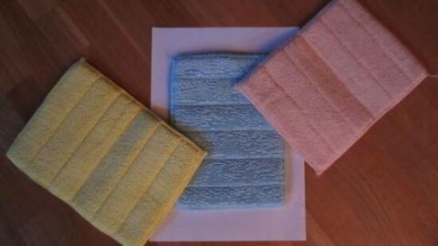 Bunte Reinigungstücher liegen auf einem weißen Blatt, bereit zur Nutzung, um den Backofen schnell und ohne Putzmittel zu reinigen.