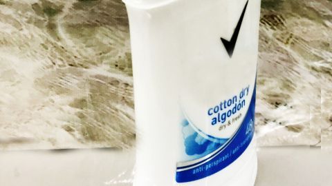Ein Deo-Roller steht auf einer glatten Oberfläche und sorgt für Frische, ideal gegen Stinkefüße unter verschiedenen Bedingungen.