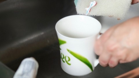 Teeflecken mit Zahnpasta aus Tassen entfernen
