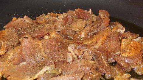Geschnetzeltes Fleisch brät in einer Pfanne, leicht gebräunt und saftig, bereit zum Servieren oder Weiterverarbeiten.
