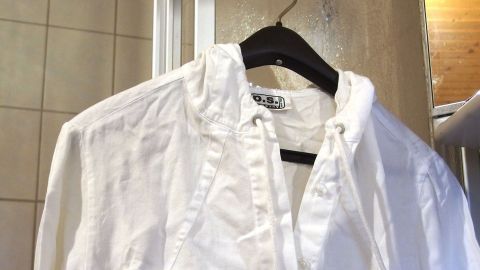 Hosen und Hemden auch ohne Bügeln glätten: Mit Heißwasserdampf.