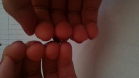 Zwei Hände zeigen ein Fingerspiel, bei dem die Finger sanft zusammengeschoben werden, um das Nagelwachstum anzuregen.