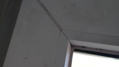 Ein sauberer Fensterrahmen steht offen, während Tageslicht durch die Scheibe fällt und den Raum erhellt.