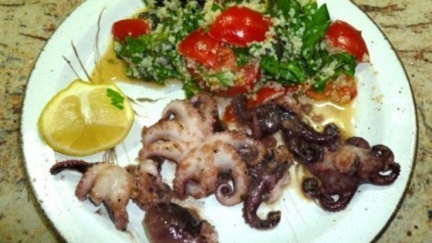Mini-Kalamari gebraten mit Tabbouleh-Salat
