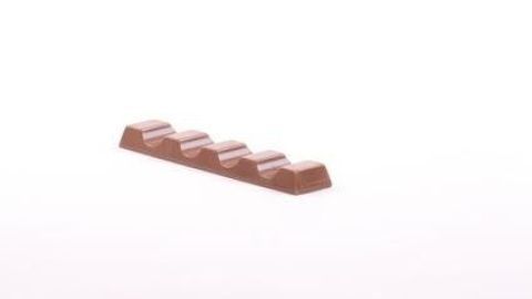 Ein Kinderriegel liegt auf einem hellen Untergrund, bereit für die Zubereitung von Kinderriegel-Blätterteig-Taschen.
