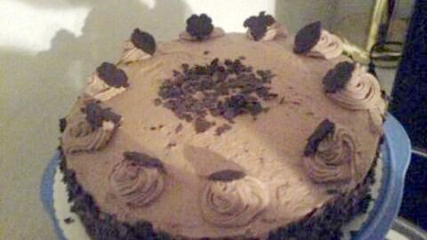 Schokosahnetorte selbst gemacht: Luftige Sahne, schokoladige Deko und ein lockerer Boden – so wird jeder Tag zum Festtag.