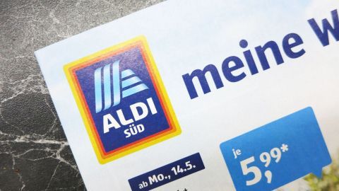 Ein ALDI-Prospekt zeigt den Schriftzug "ALDI Süd" und "mein Favorit", mit einem Preis von 5,99 Euro.