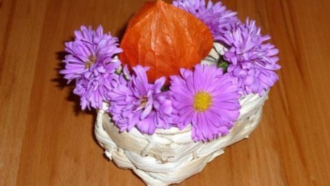 Blumenkörbchen als Tischschmuck aus Knoblauchverpackung