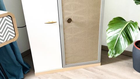 Wie im Artikel &bdquo;Glast&uuml;ren von Schr&auml;nken neu gestalten&ldquo;: Diese Schrankt&uuml;r wirkt mit Stoff hinter Glas sofort wohnlicher.