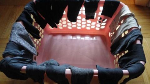 Das Aufh&auml;ngen und Sortieren von Socken erleichtern