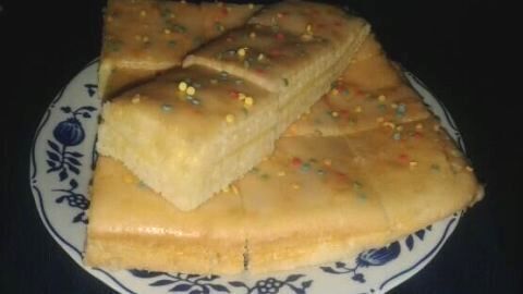Saftiger Selterkuchen mit Zuckerguss und bunten Streuseln – ganz einfach und schnell gebacken nach dem Rezept aus dem Artikel.