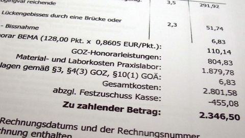 Eine detaillierte Rechnung für Zahnersatz zeigt die Kosten, Honorare und abzuziehende Kassenbeträge auf, um Kosten zu sparen.