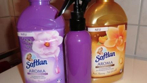Zwei Flaschen Weichspüler und ein Sprühflasche stehen auf einer Oberfläche. Sie sind für angenehme Düfte in der Wohnung gedacht.