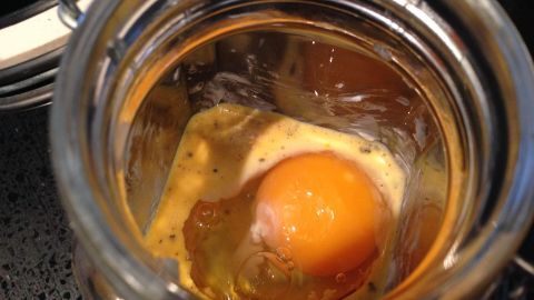 Ei im Glas: Einfaches Rezept, bei dem das Ei im Wasserbad im Glas gegart wird – perfekt zum Frühstück oder als Snack zwischendurch.