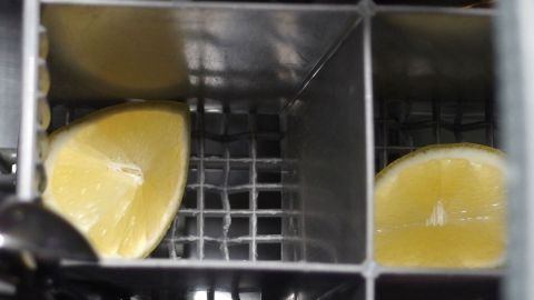 Zwei frisch geschnittene Zitronenhälften liegen in der Geschirrspülmaschine und tragen zur Reinigung bei.